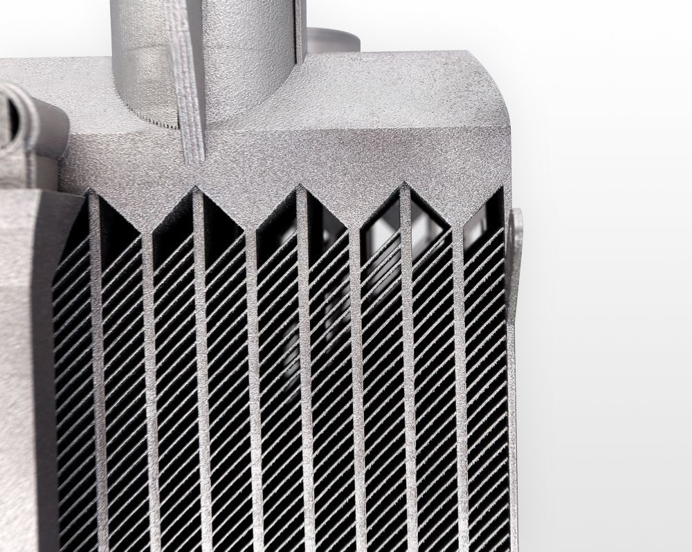 Dettaglio delle alette sottili di uno scambiatore di calore realizzato in additive